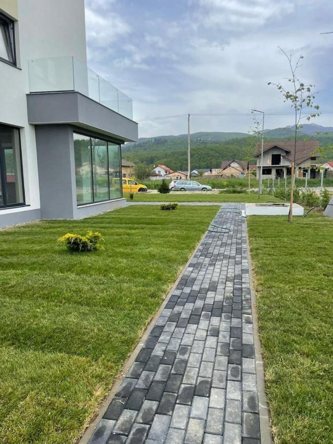 Deea H24 Apartment Risnov Bagian luar foto