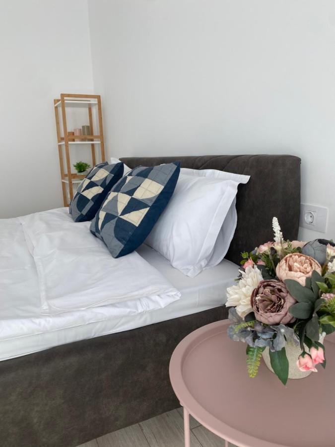 Deea H24 Apartment Risnov Bagian luar foto